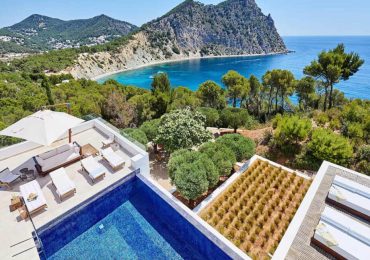Where to stay in Ibiza: The beaches worth knowing and the villas right beside them 