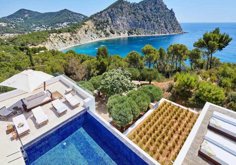 Where to stay in Ibiza: The beaches worth knowing and the villas right beside them 