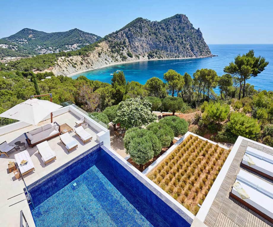Where to stay in Ibiza: The beaches worth knowing and the villas right beside them